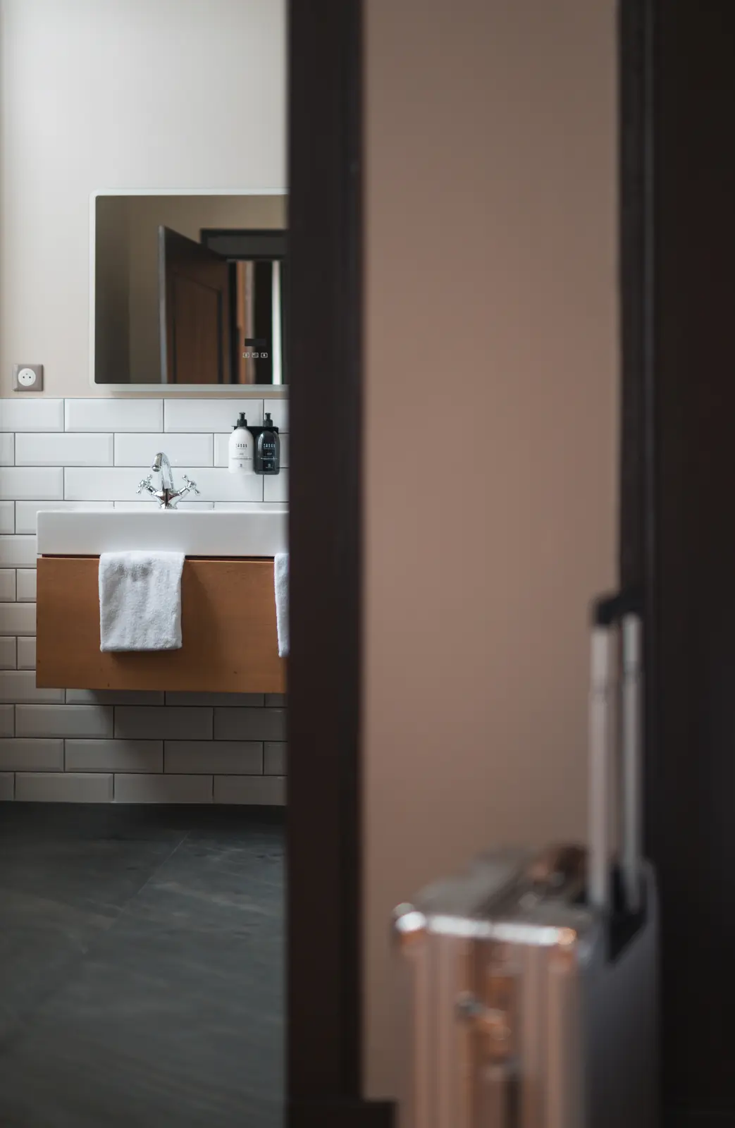 Salle de bain ouverte depuis une chambre