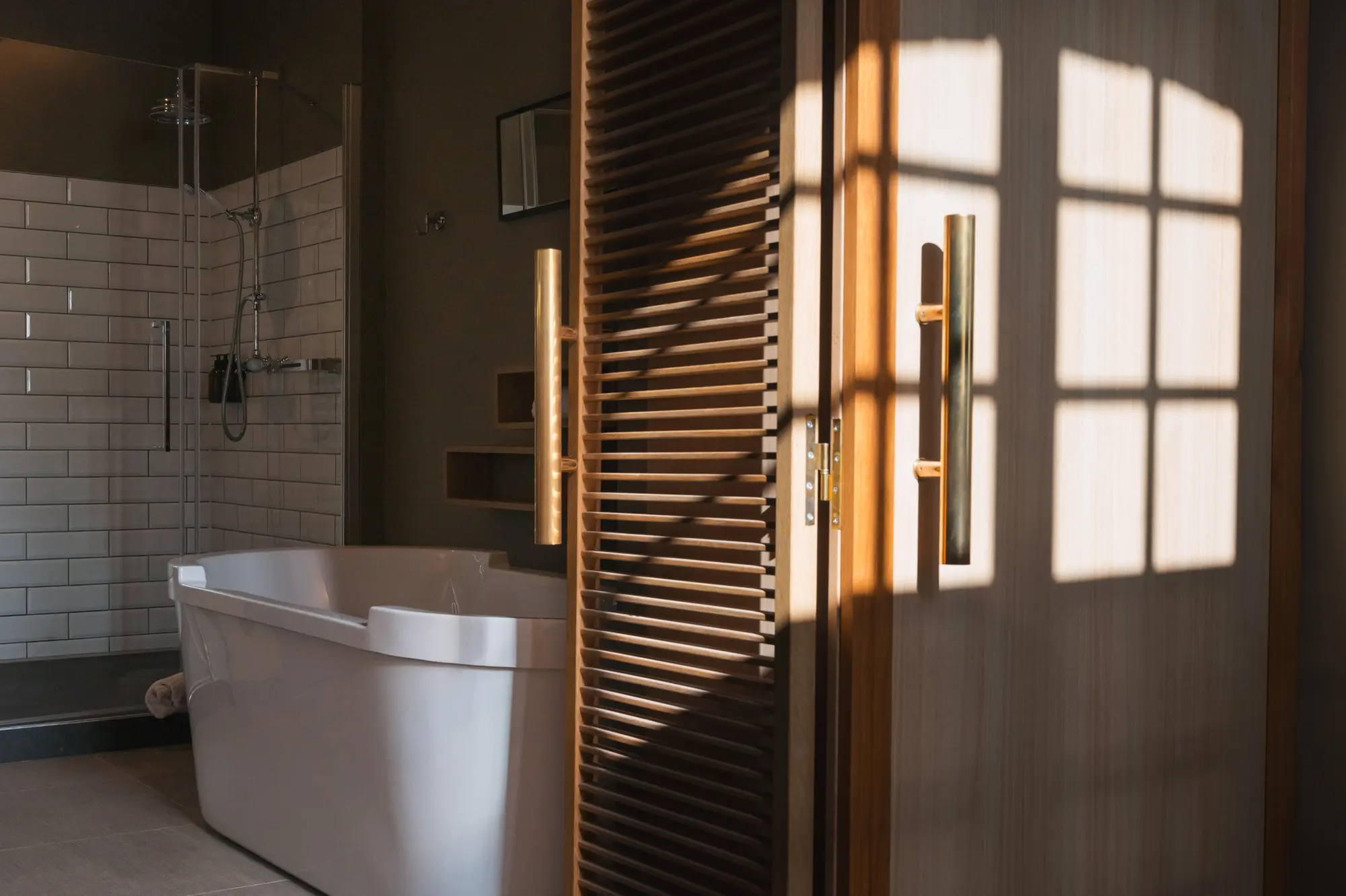Salle de bain lumineuse avec baignoire