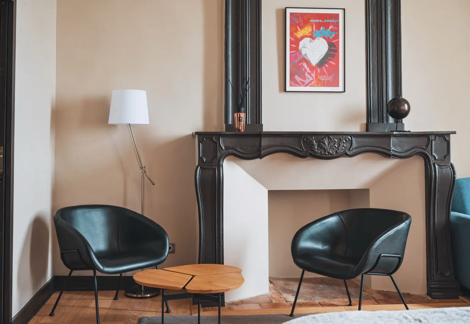 Coin salon d'une chambre avec cheminée ancienne